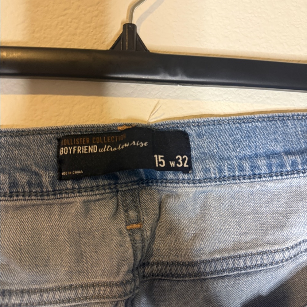 Hollister Light Wash Distressed Skinny Jeans - Picture 2 of 3